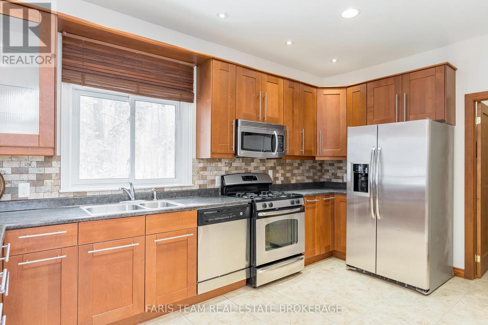 2384 CHAMPLAIN ROAD - 6
