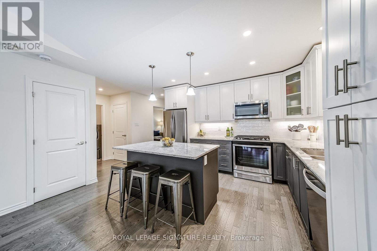 61 IVY CRESCENT - 12