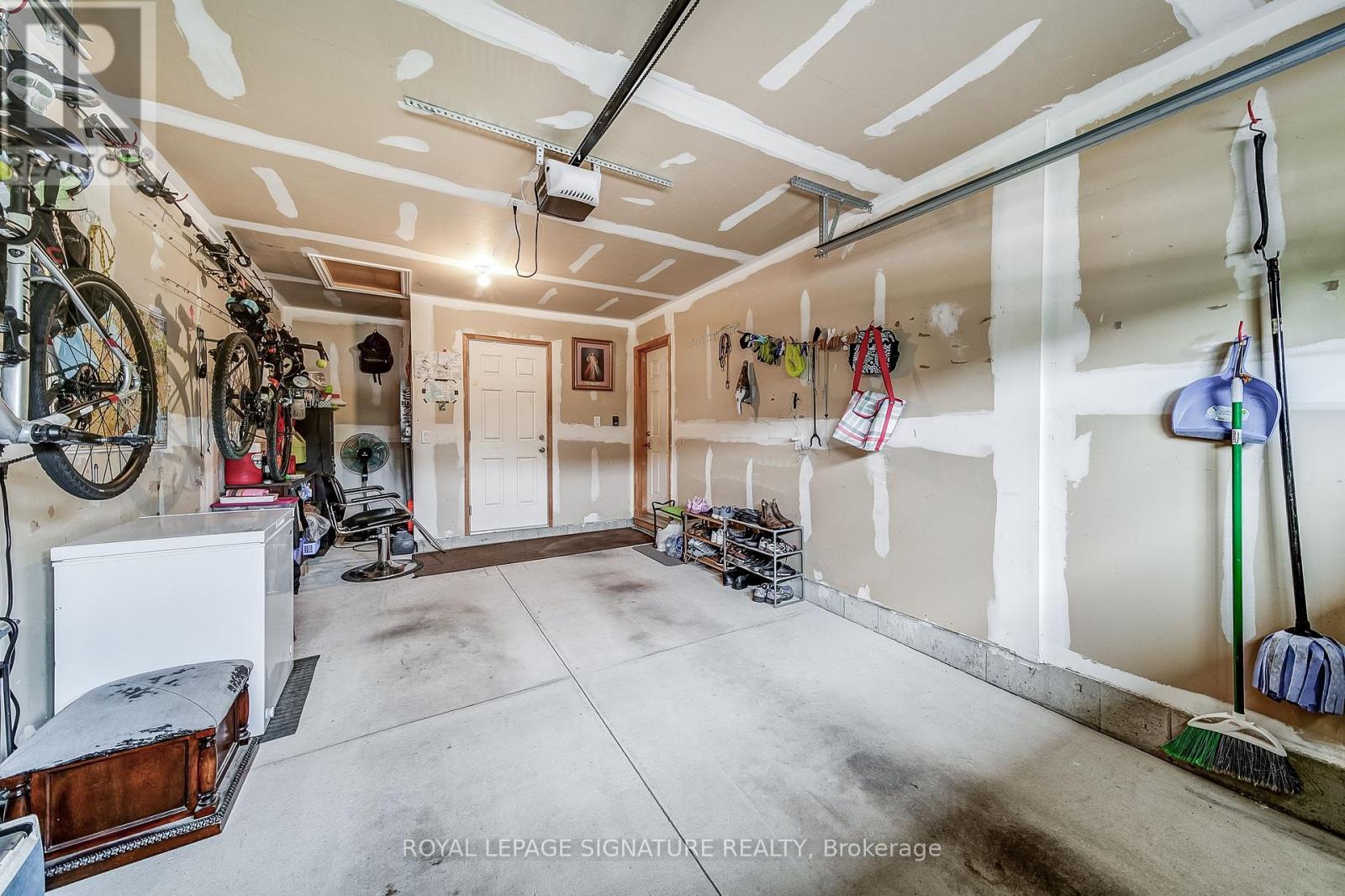 61 IVY CRESCENT - 34