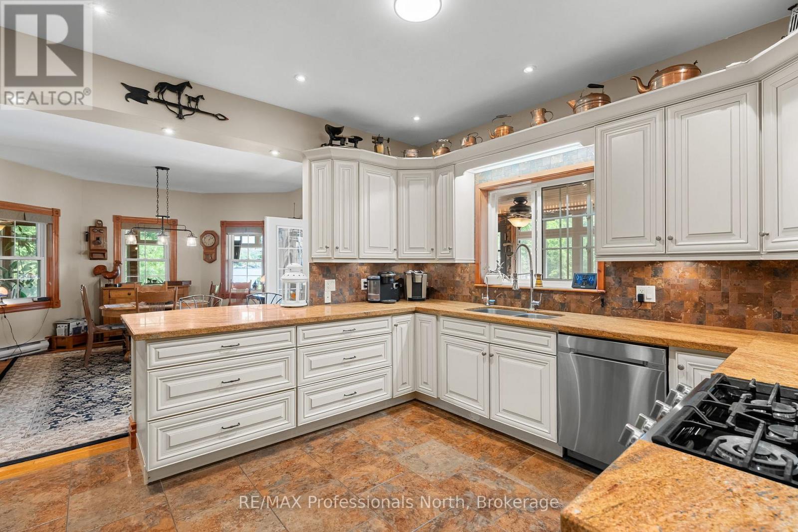 22 KNOWLES CRESCENT E - 10