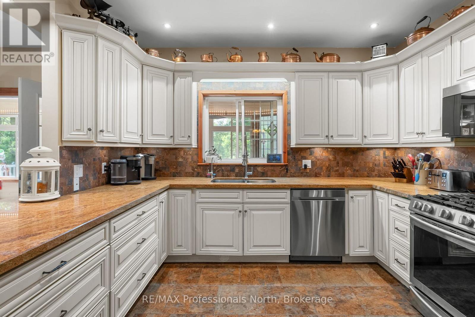 22 KNOWLES CRESCENT E - 11