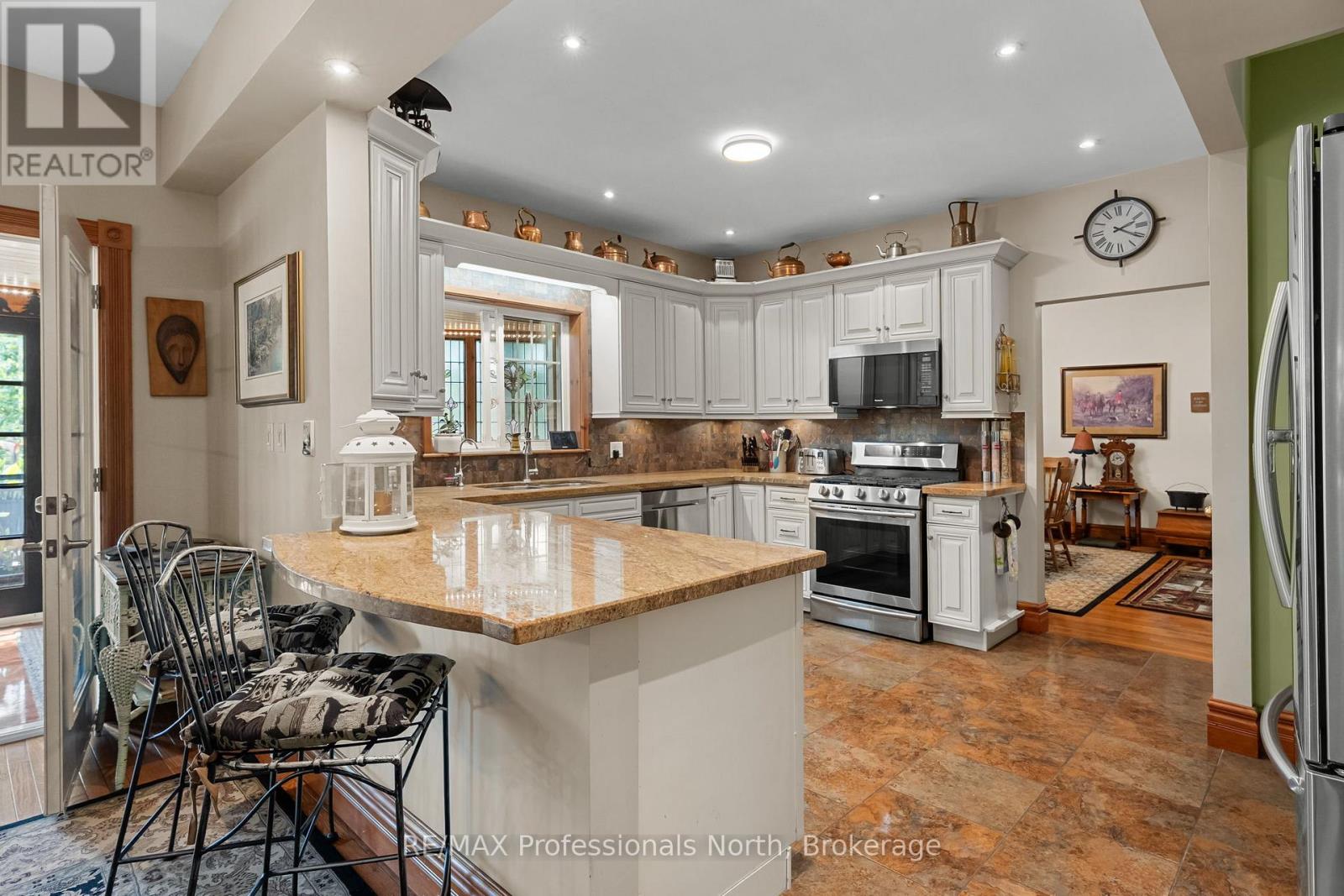 22 KNOWLES CRESCENT E - 13