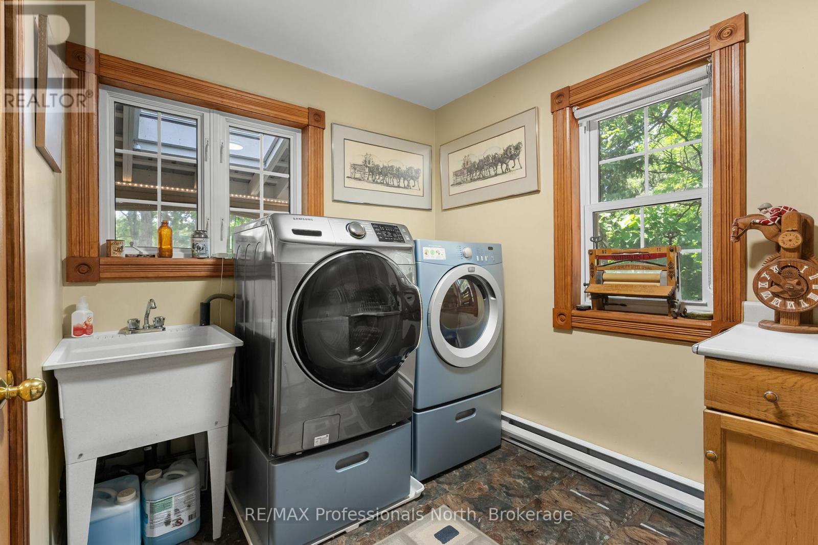 22 KNOWLES CRESCENT E - 33