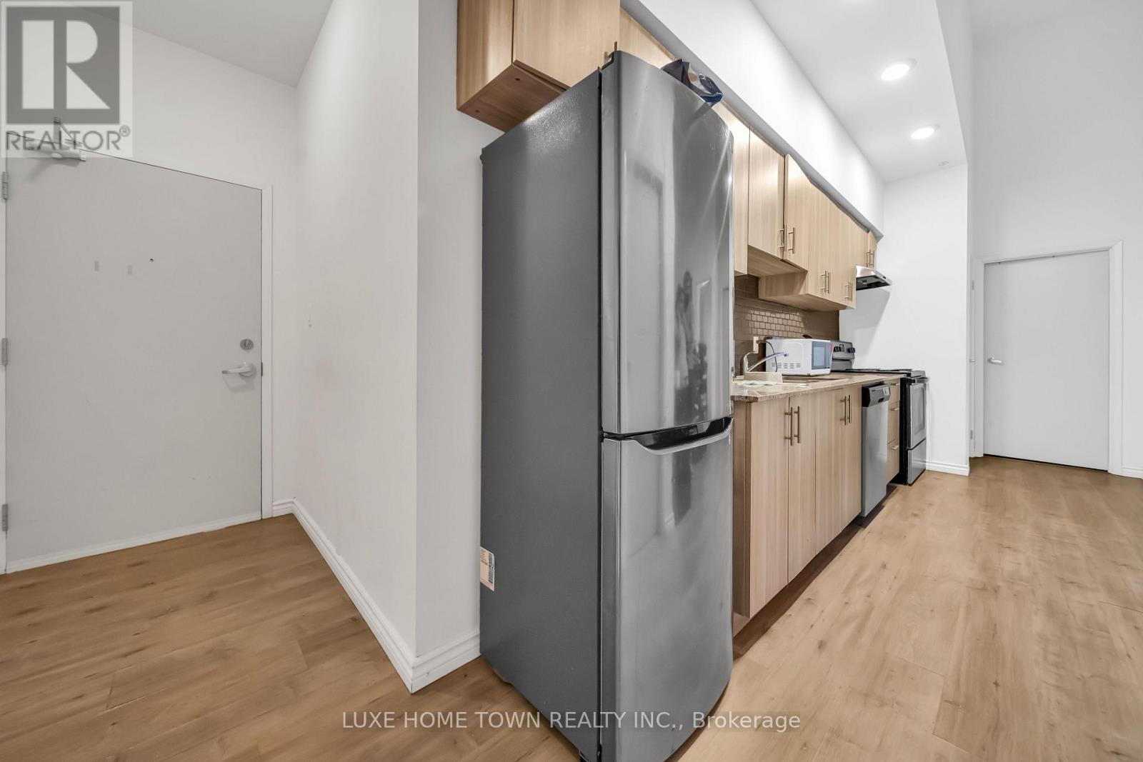 #G104 275 LARCH STREET - 17
