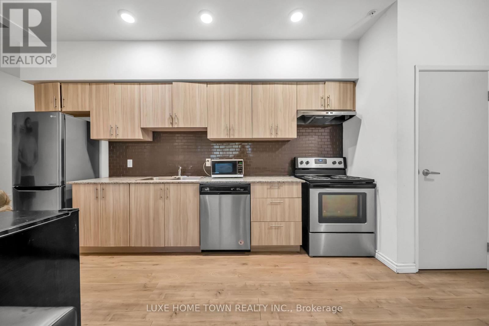 #G104 275 LARCH STREET - 21