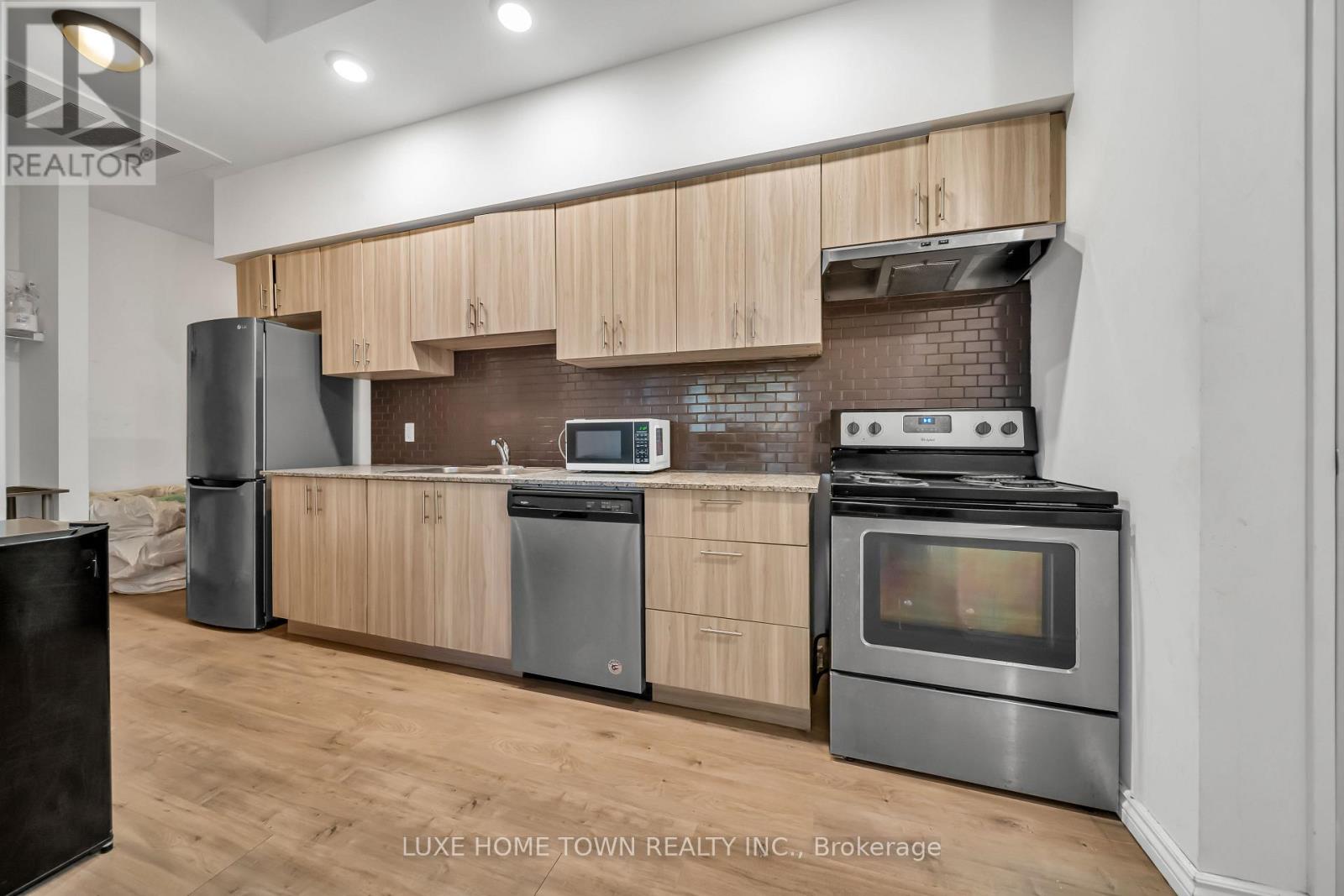 #G104 275 LARCH STREET - 22