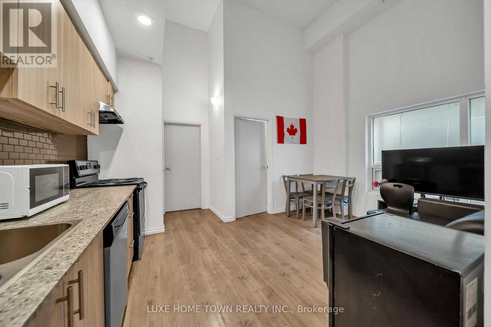 #G104 275 LARCH STREET - 23
