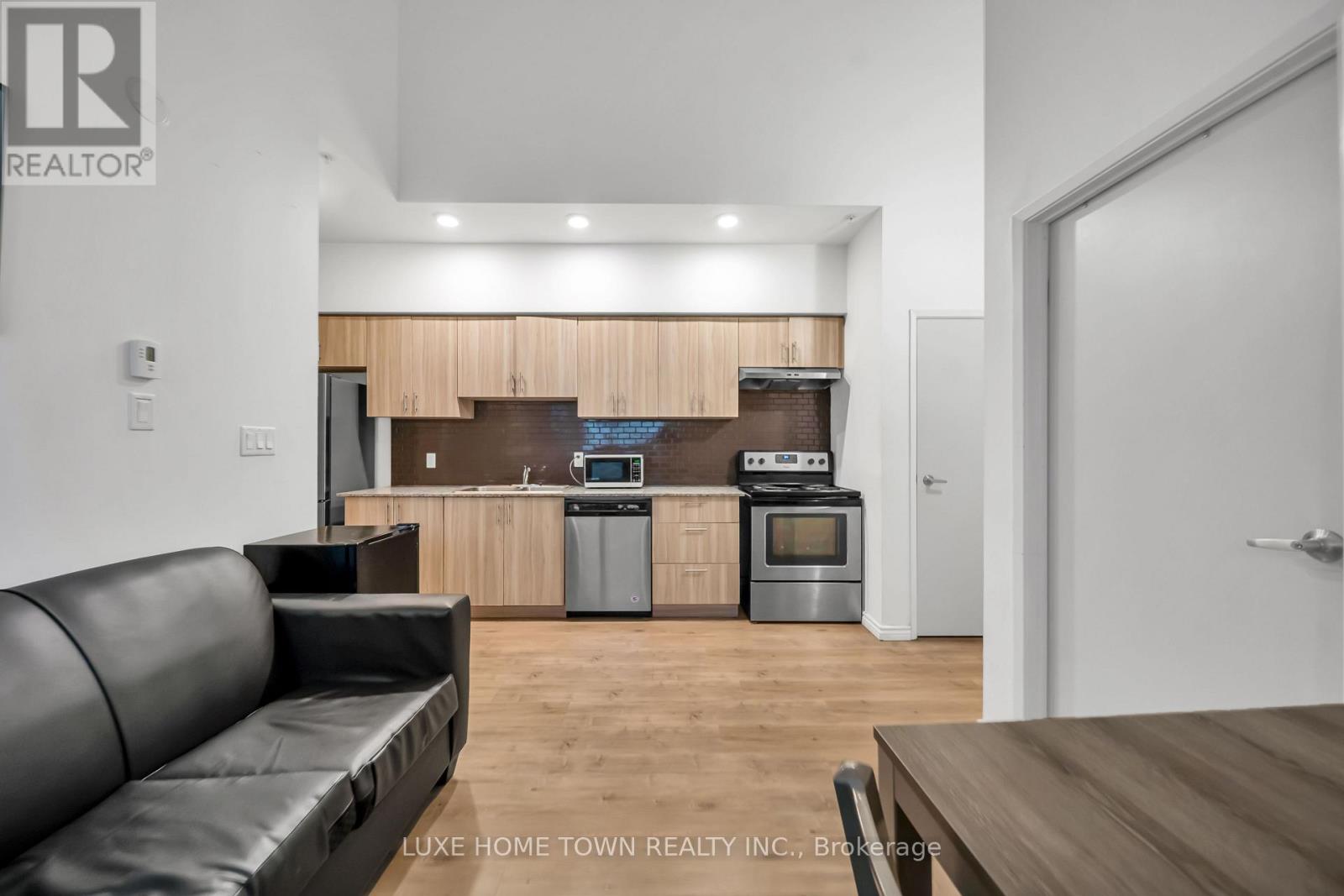#G104 275 LARCH STREET - 26
