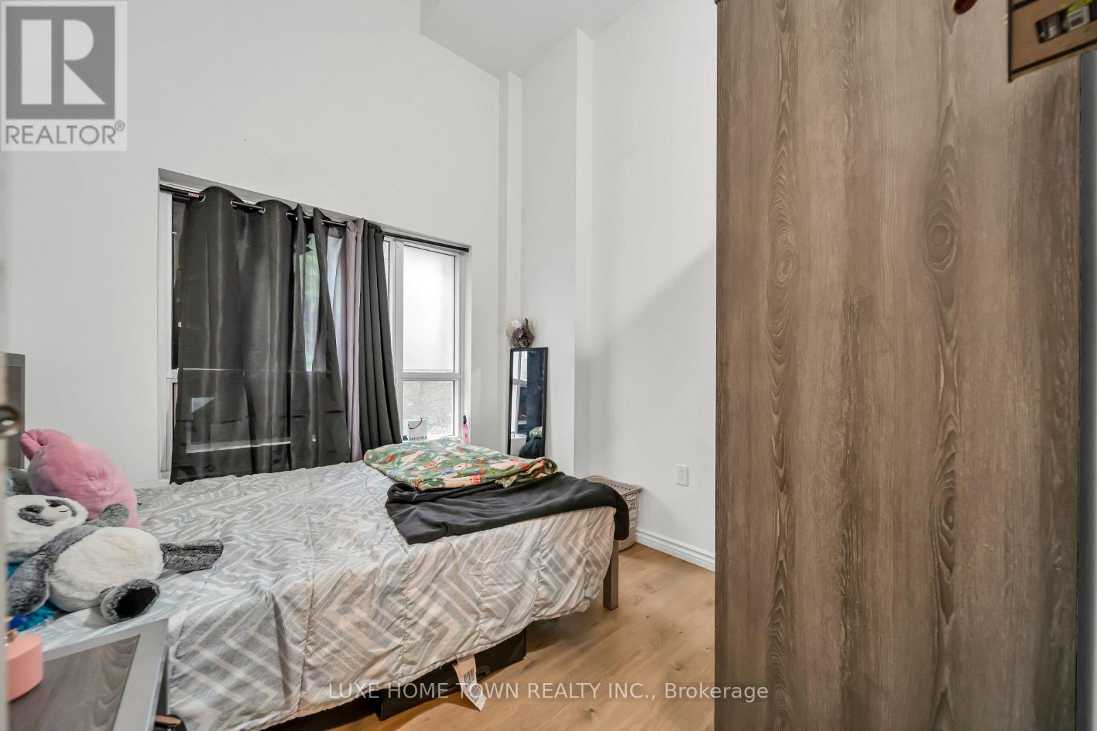 #G104 275 LARCH STREET - 27