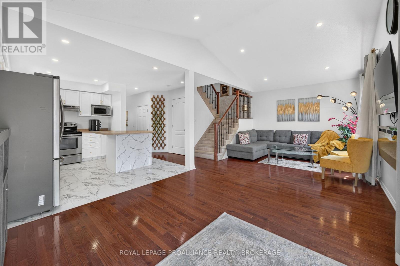 445 MAUREEN STREET - 16