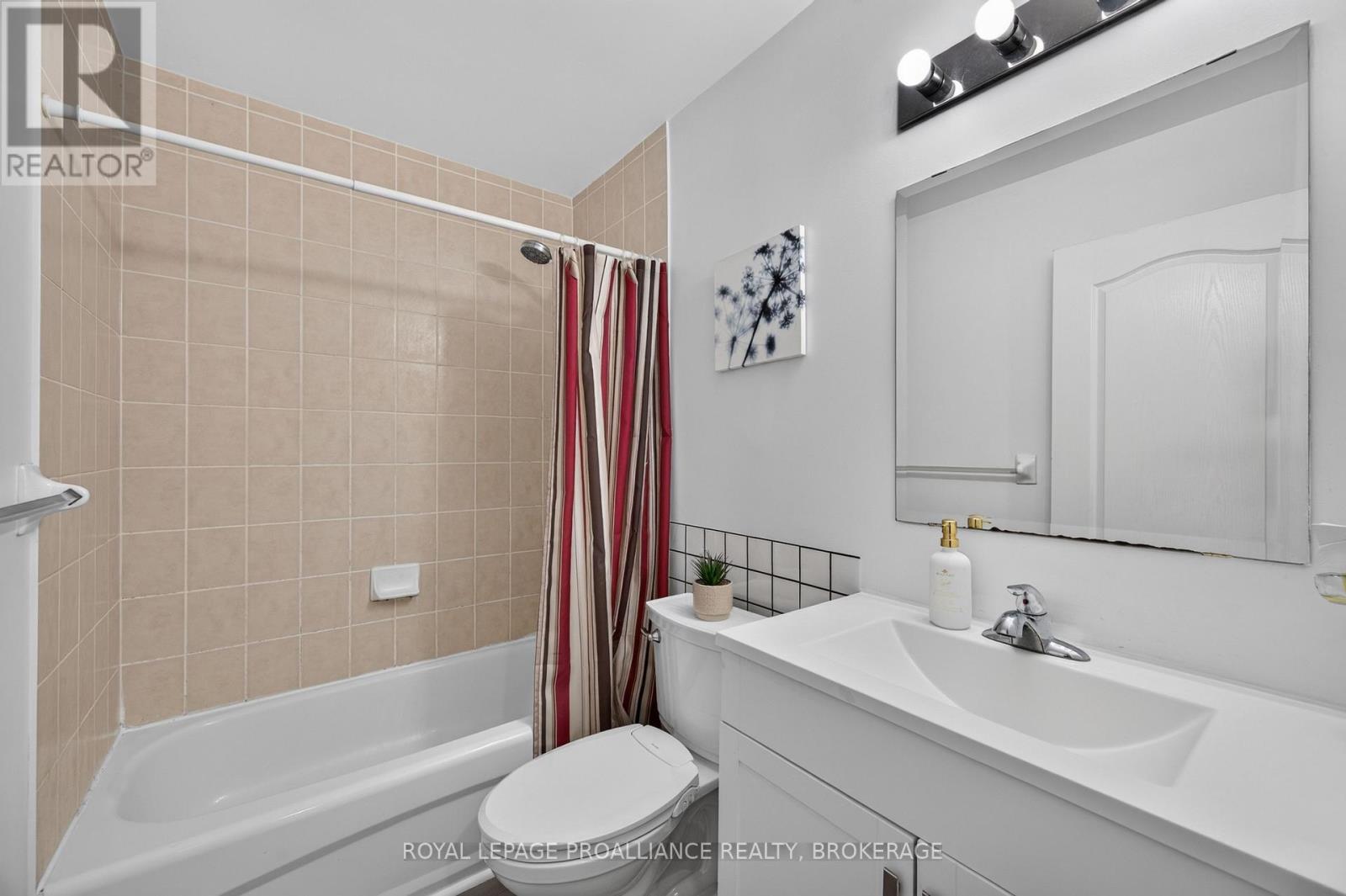 445 MAUREEN STREET - 19