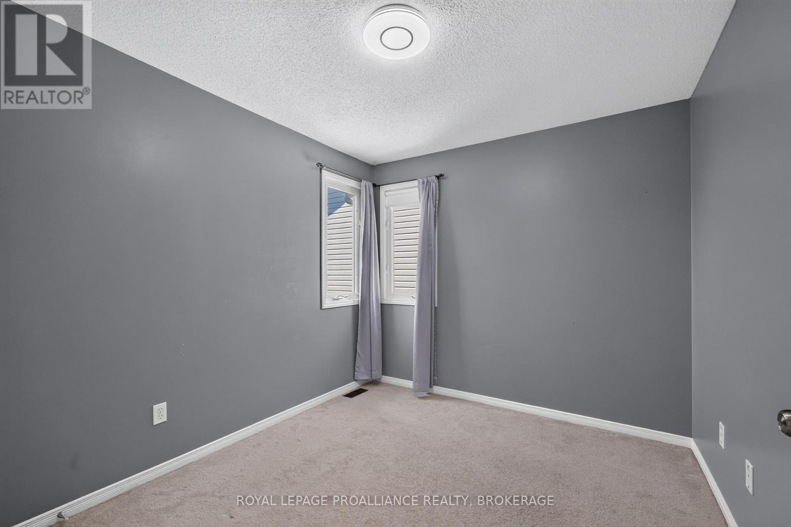 445 MAUREEN STREET - 20