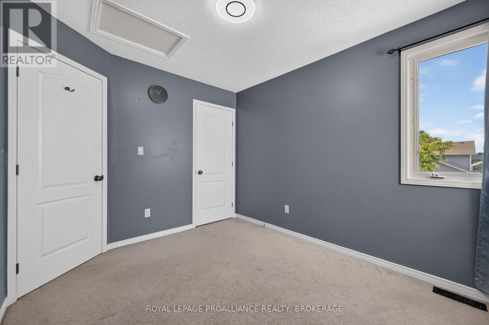 445 MAUREEN STREET - 21