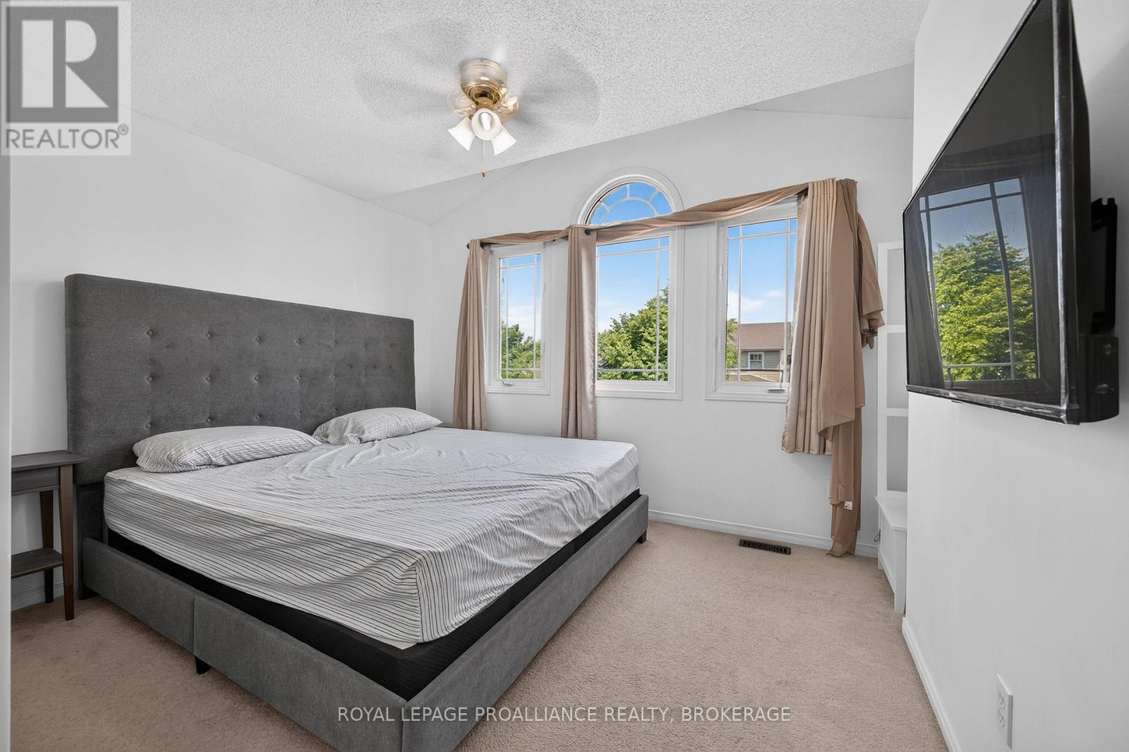 445 MAUREEN STREET - 24