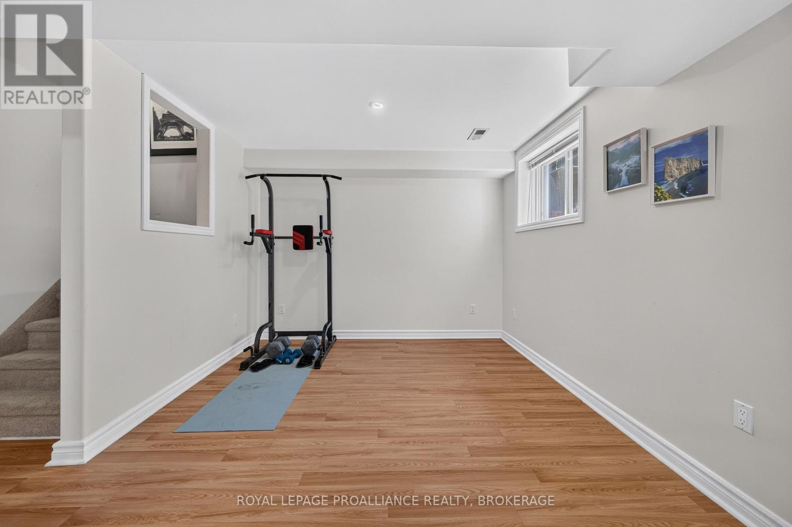 445 MAUREEN STREET - 31