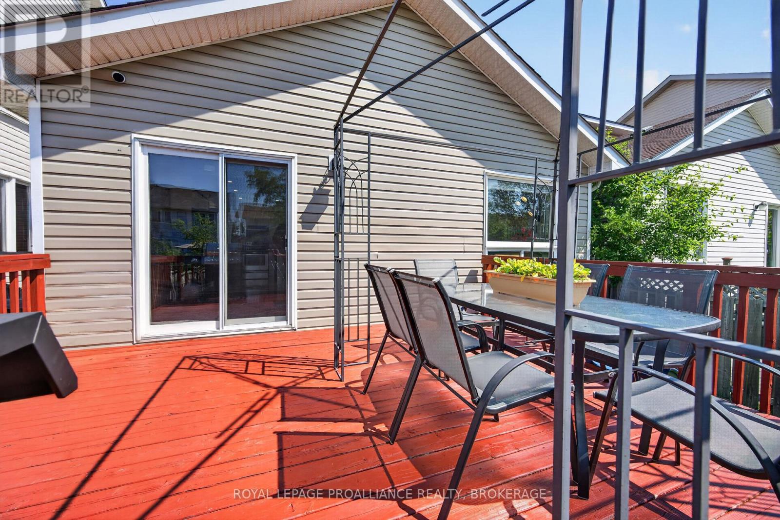 445 MAUREEN STREET - 36