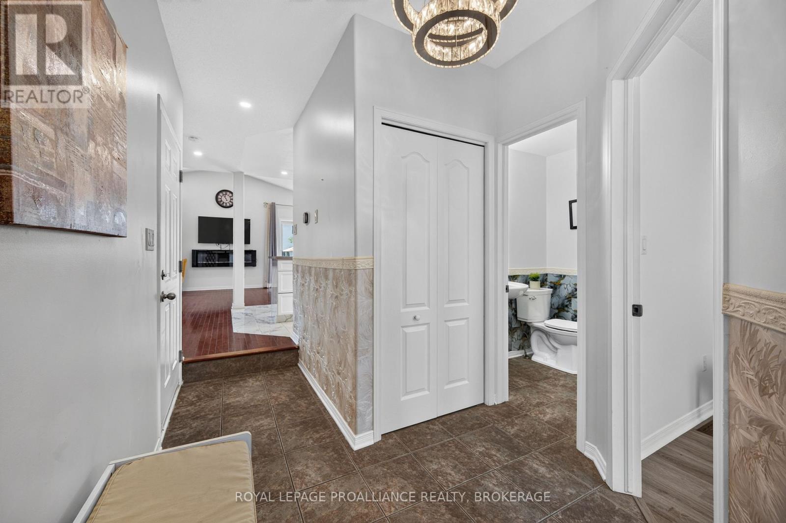 445 MAUREEN STREET - 5