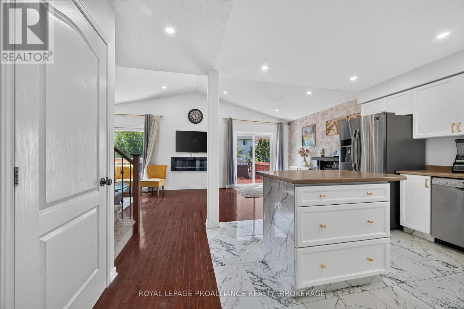 445 MAUREEN STREET - 9