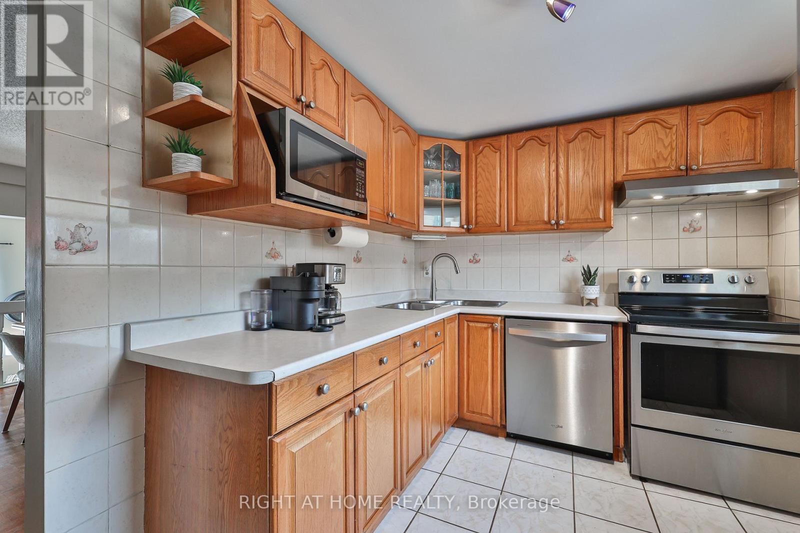#74 100 DARRAS COURT - 23