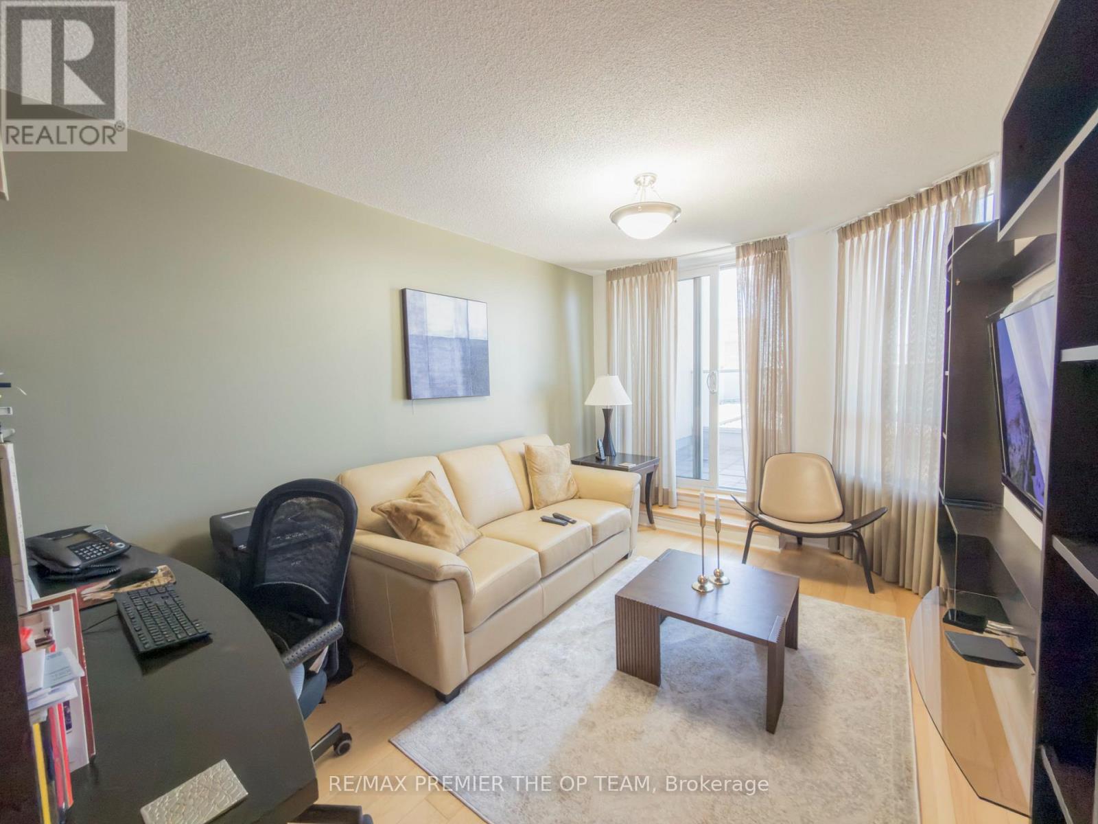 #1077 23 COX BOULEVARD - 37