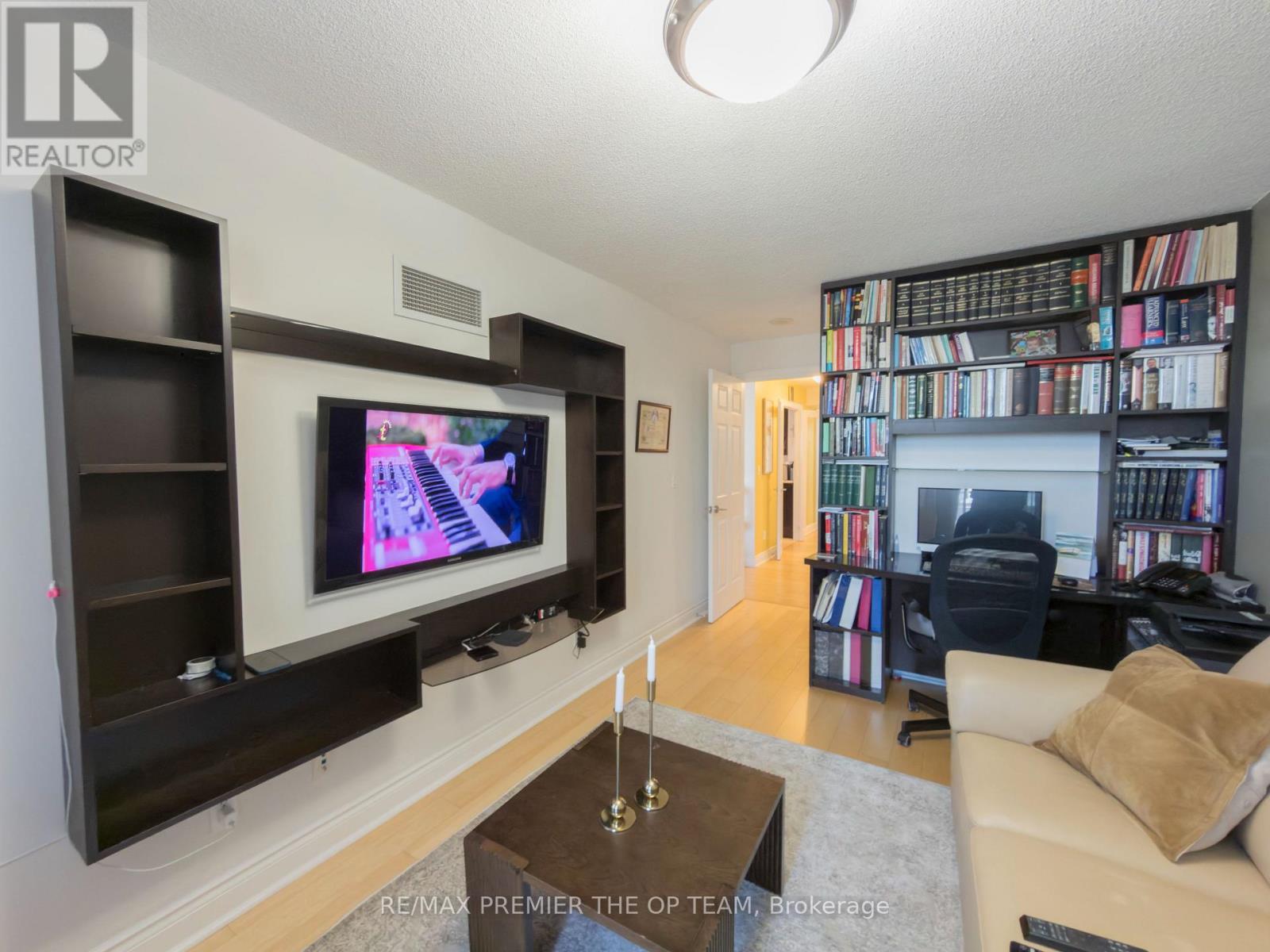 #1077 23 COX BOULEVARD - 38