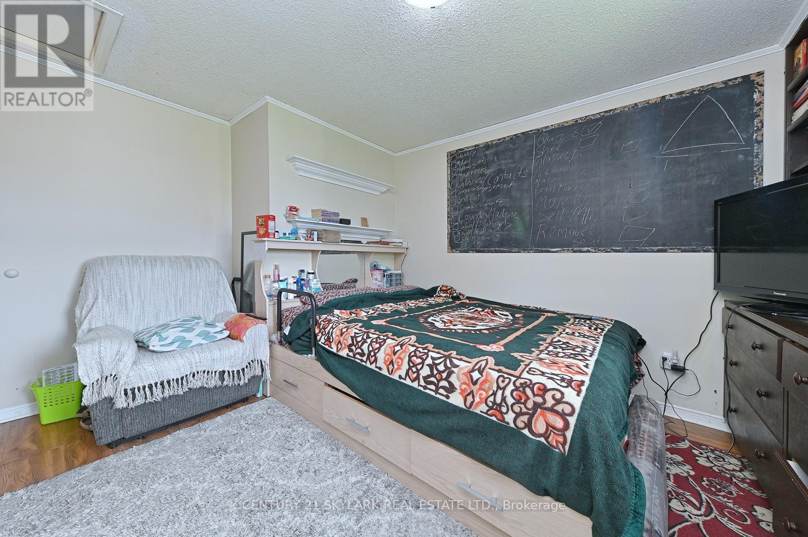 1922 DALHOUSIE CRESCENT - 21