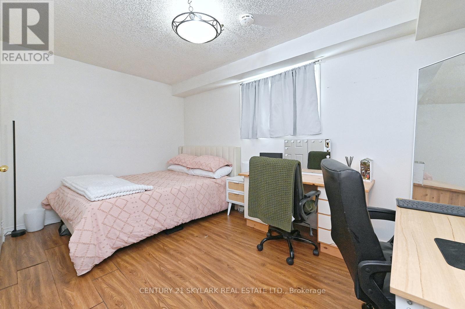 1922 DALHOUSIE CRESCENT - 32