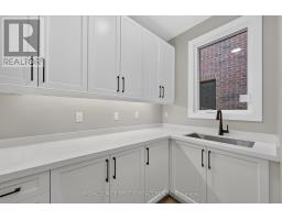 Kitchen - 933 7th Line, Innisfil, ON L9S4G1 Photo 7