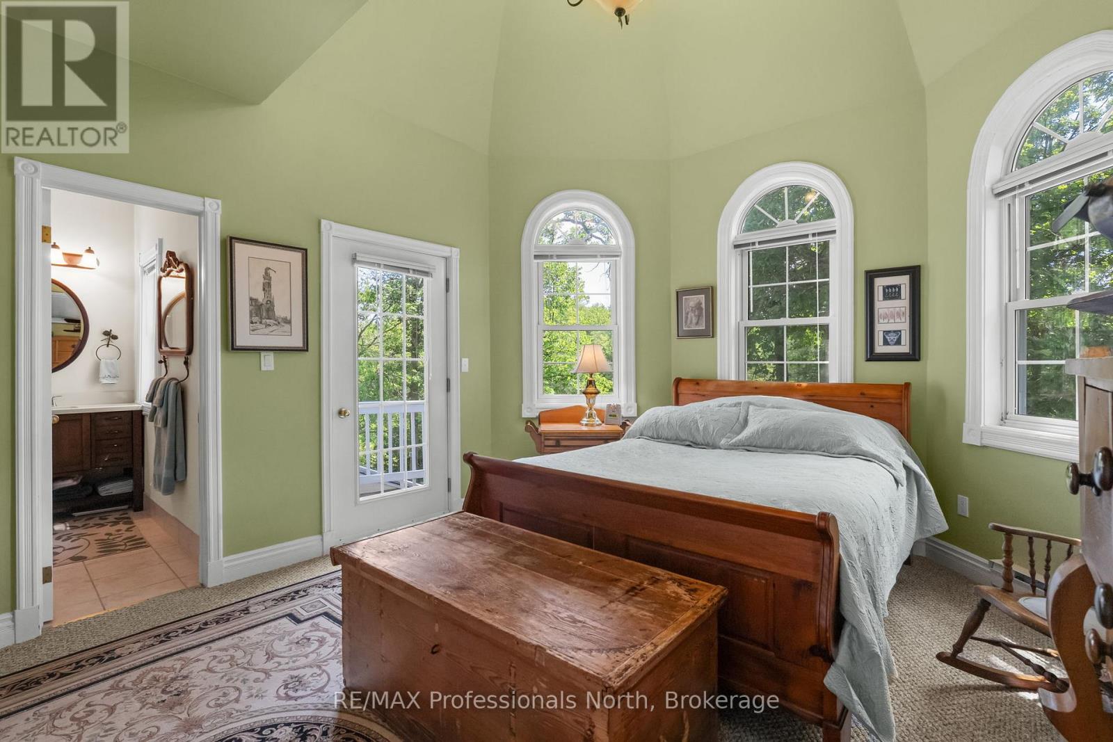 22 KNOWLES CRESCENT E - 20
