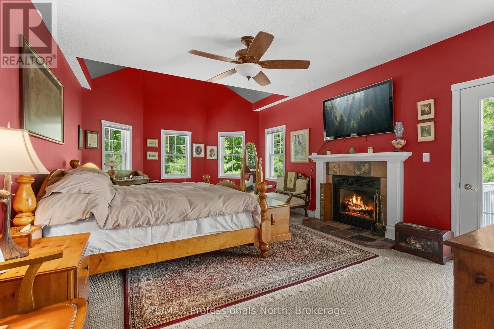 22 KNOWLES CRESCENT E - 26