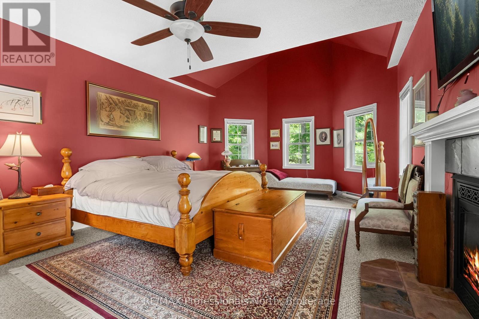 22 KNOWLES CRESCENT E - 24