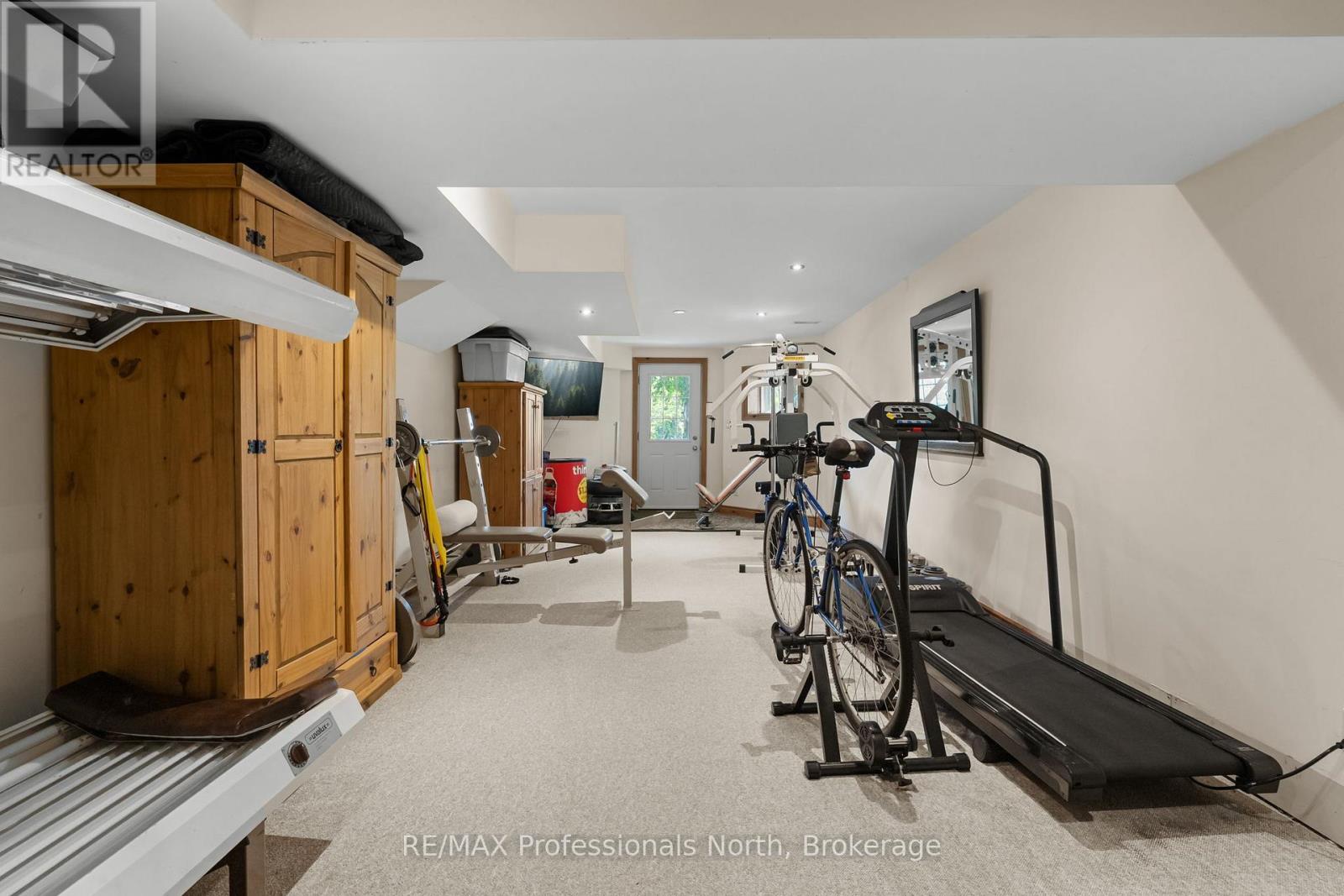 22 KNOWLES CRESCENT E - 37