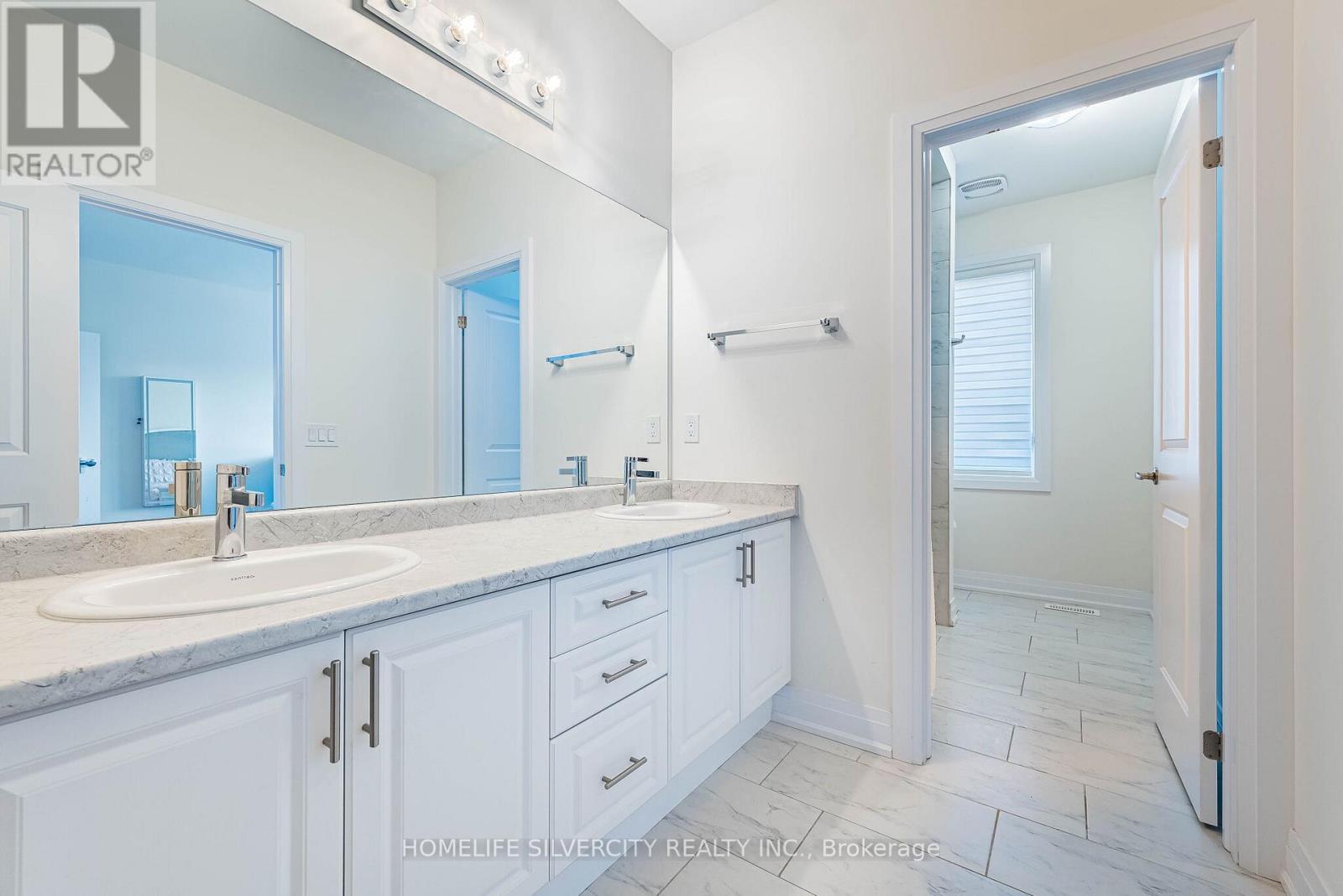 33 RAINBROOK CLOSE - 32