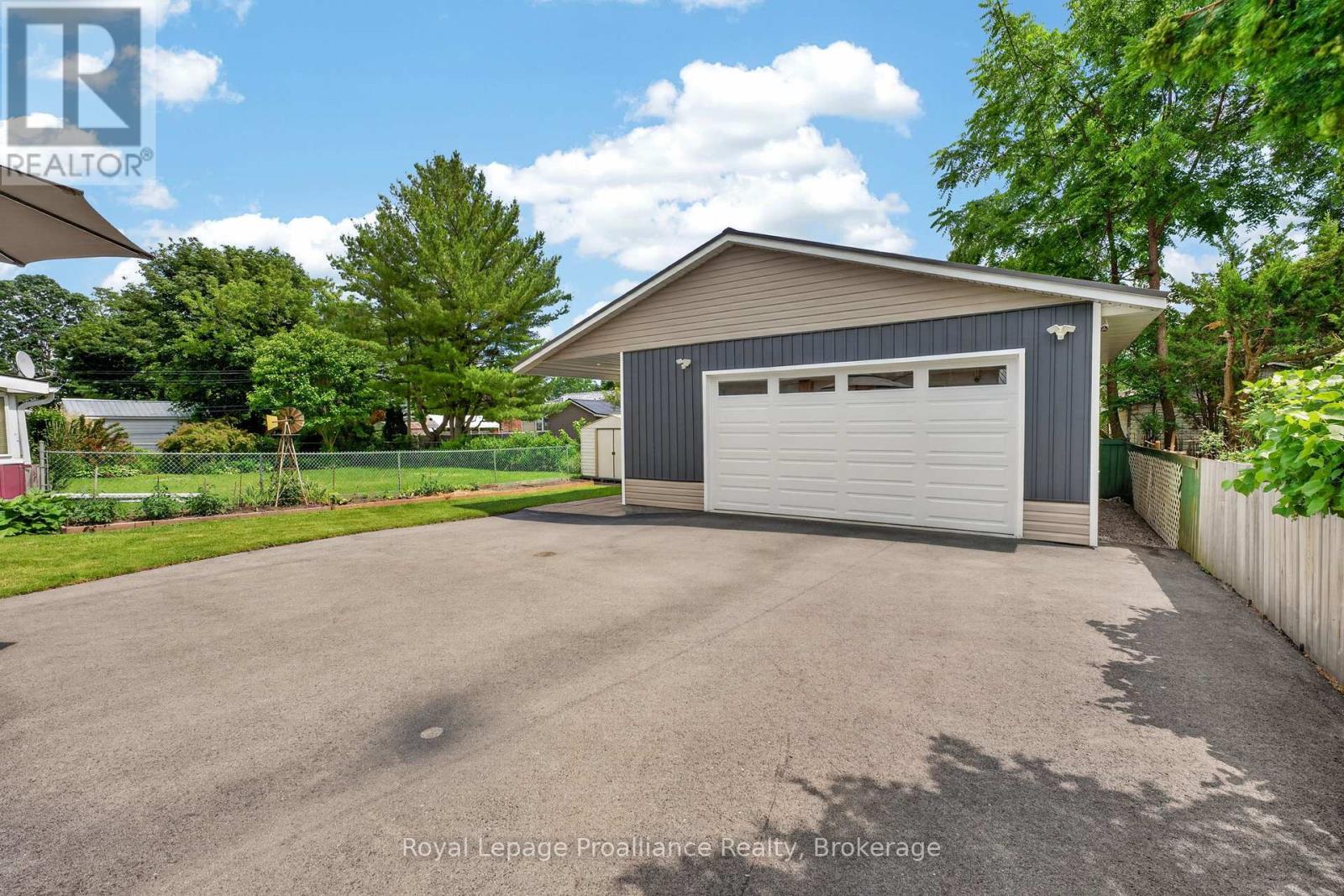 43 HASTINGS DRIVE - 24
