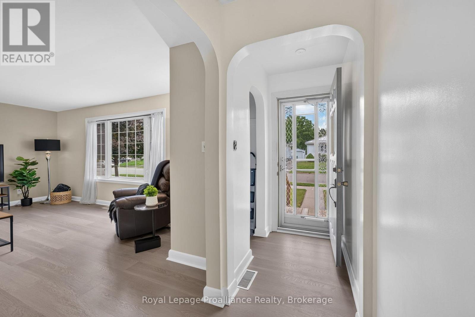 43 HASTINGS DRIVE - 4
