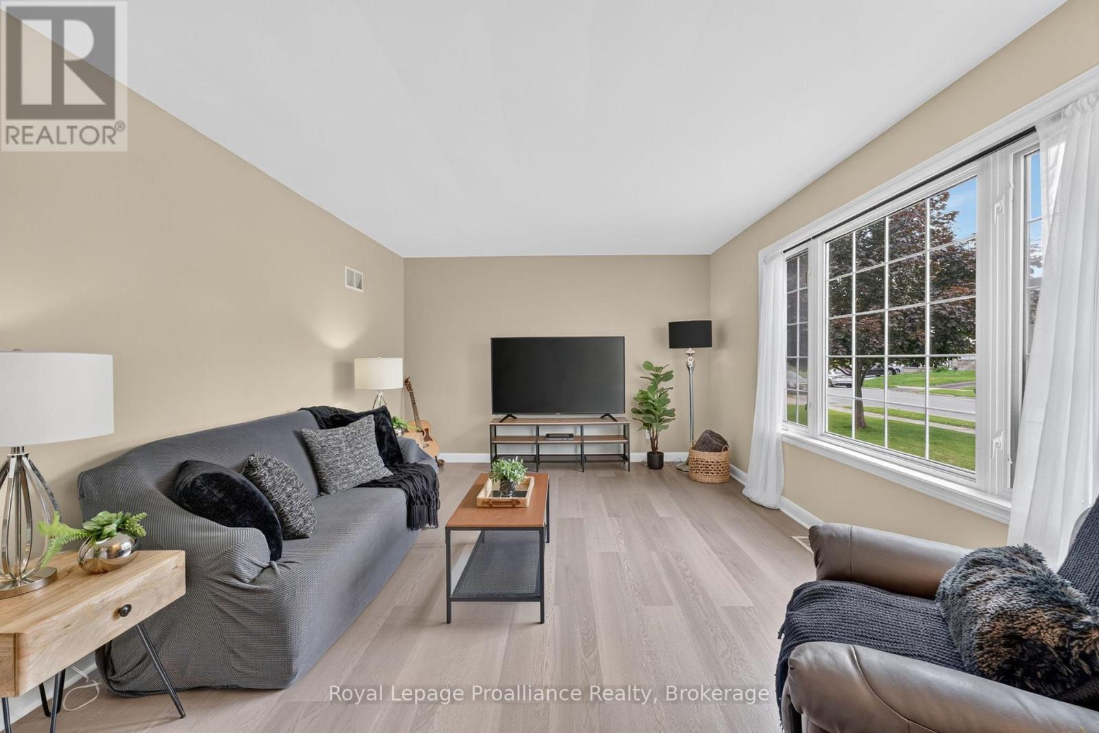 43 HASTINGS DRIVE - 6