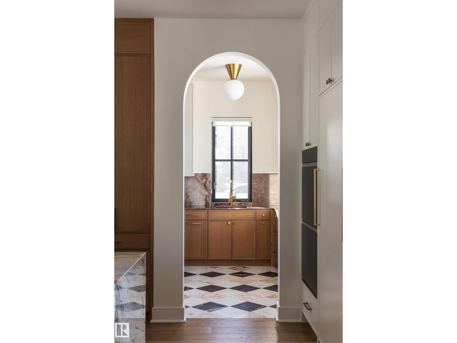 9135 141 ST NW - 7