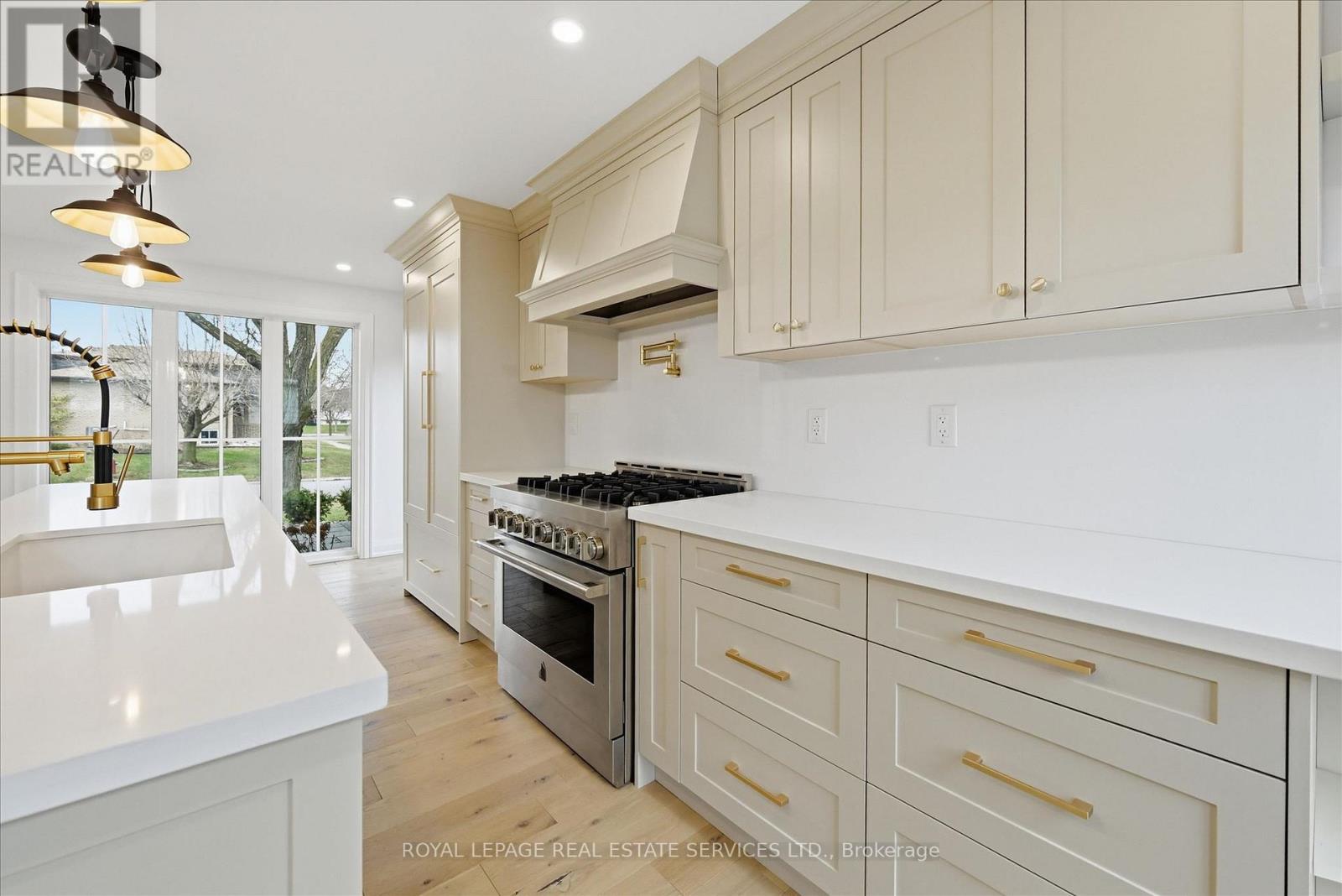 2212 URWIN CRESCENT - 16