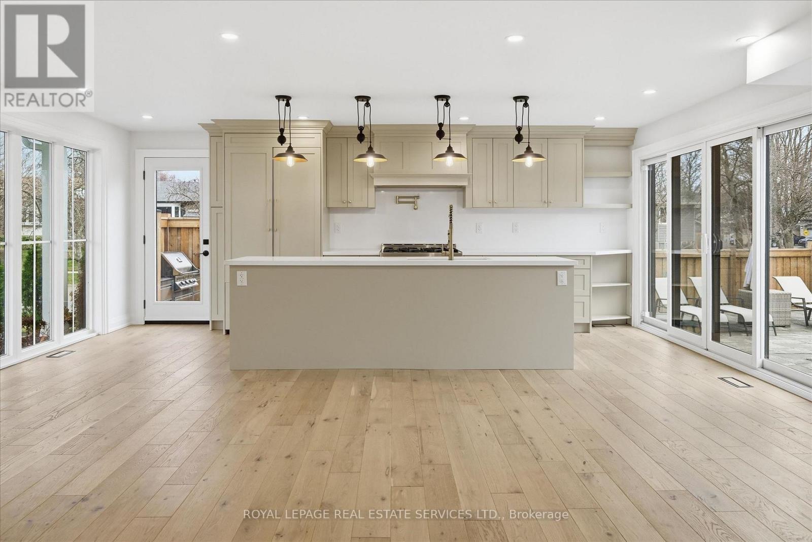 2212 URWIN CRESCENT - 5