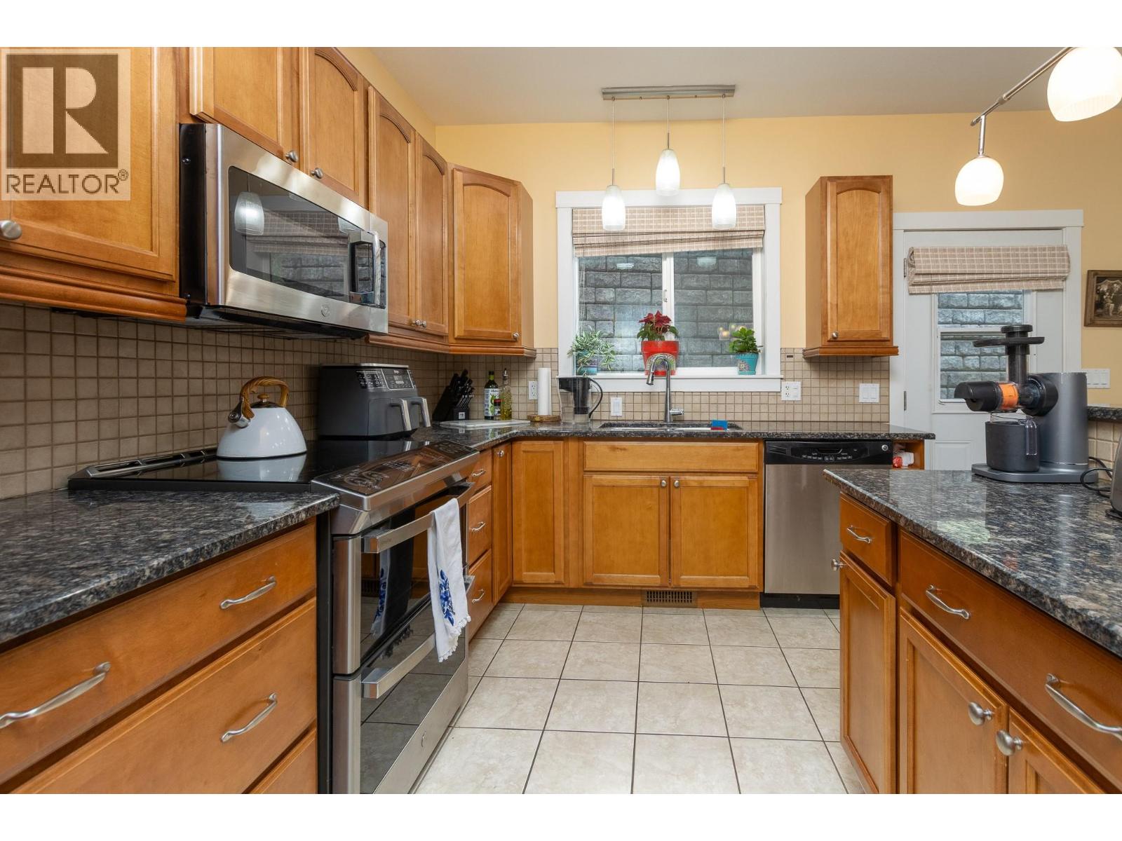 #4 1596 Okanagan Avenue SE - 11