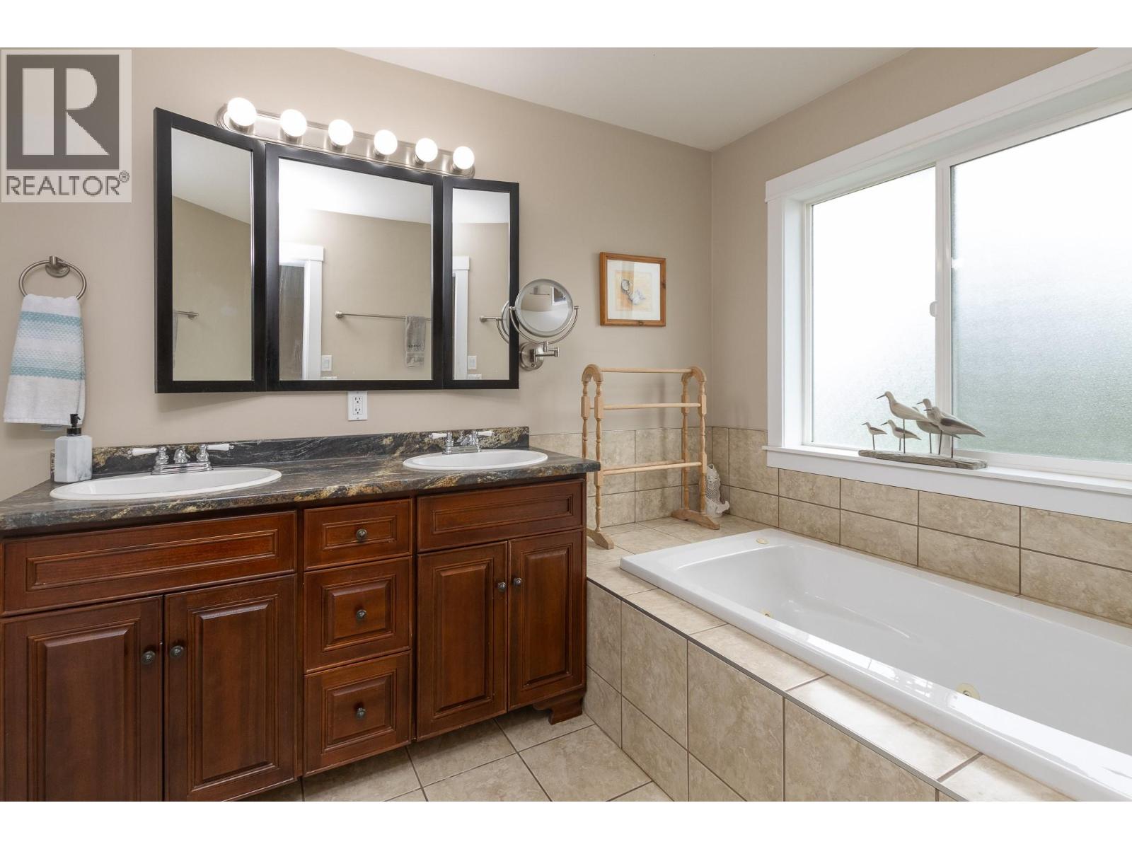 #4 1596 Okanagan Avenue SE - 22