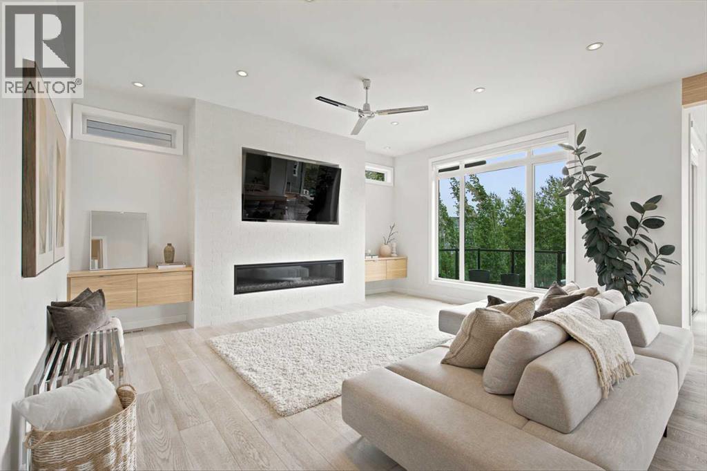 11 ft ceilings, generous sized family room