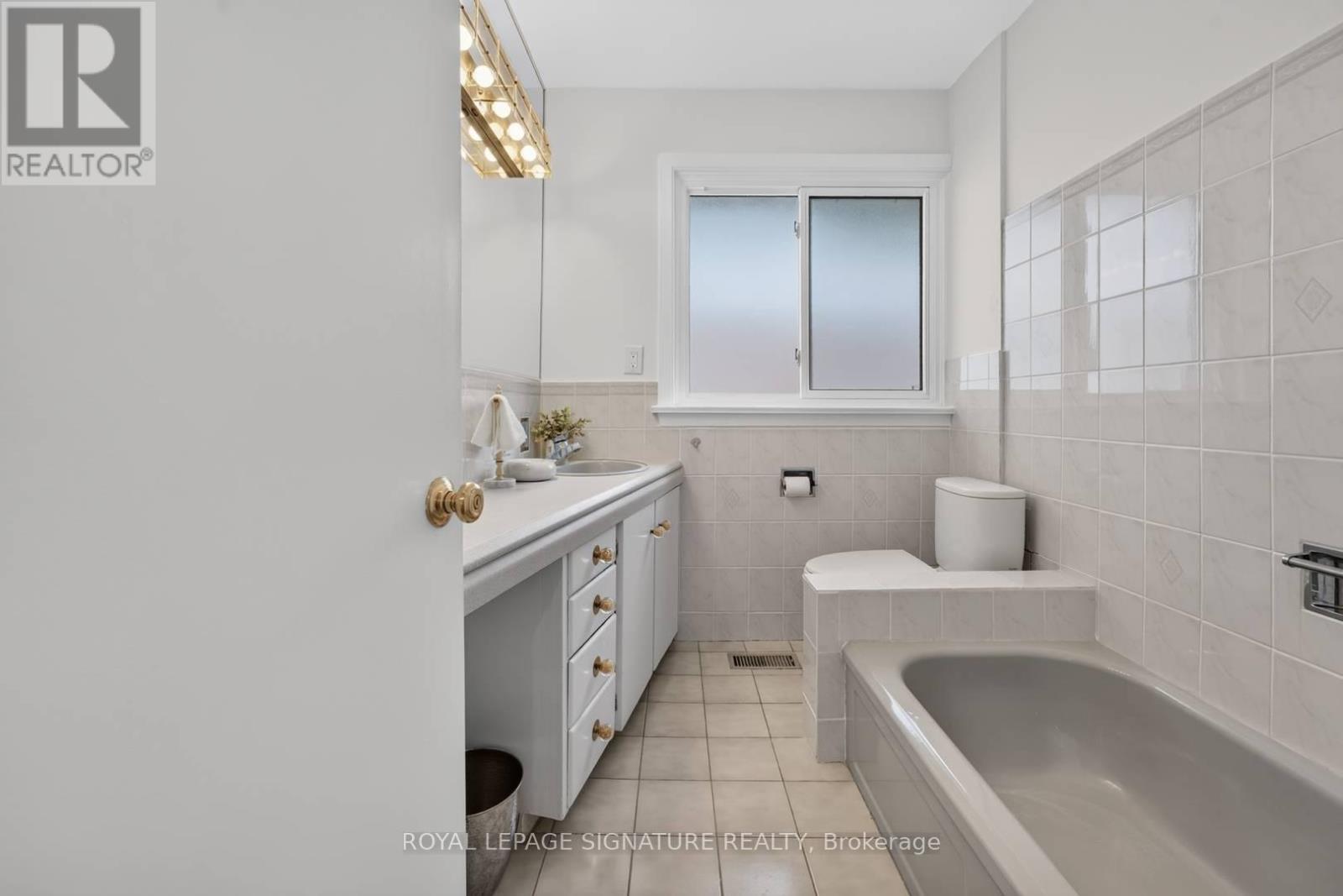 11 REGENCY SQUARE - 25
