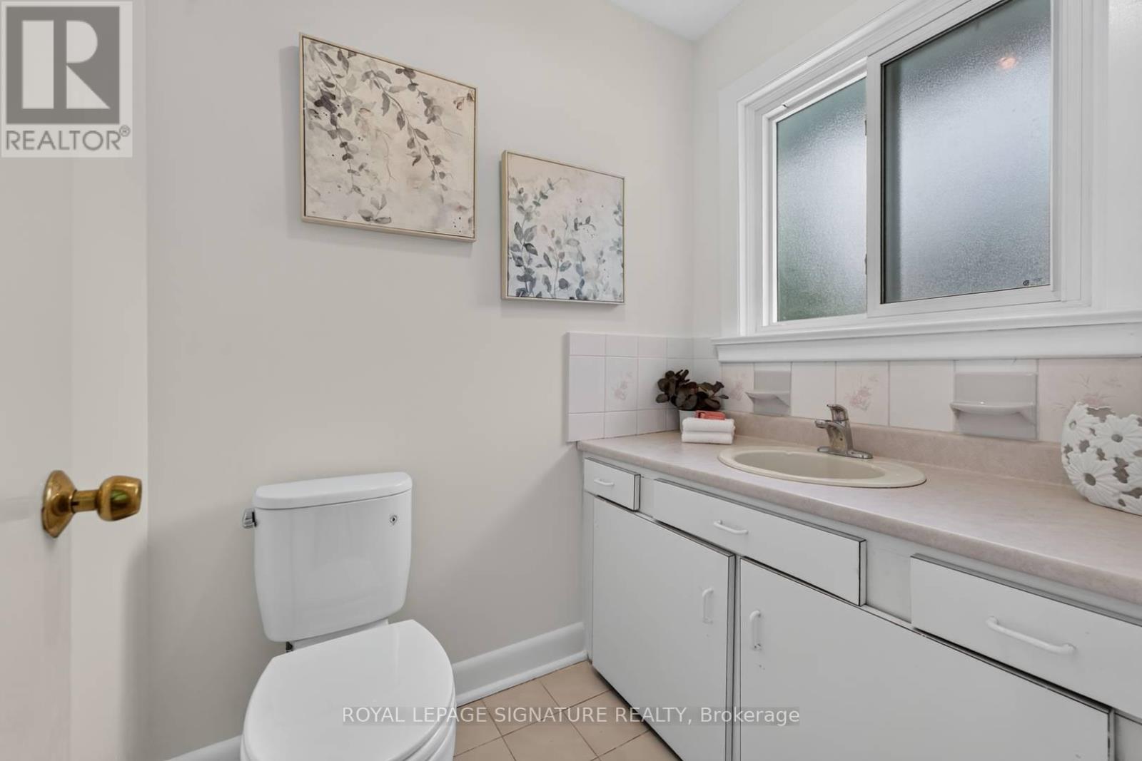 11 REGENCY SQUARE - 22