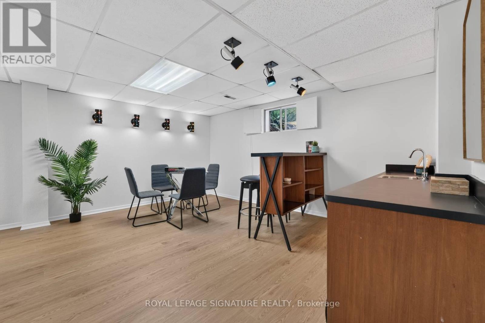 11 REGENCY SQUARE - 30