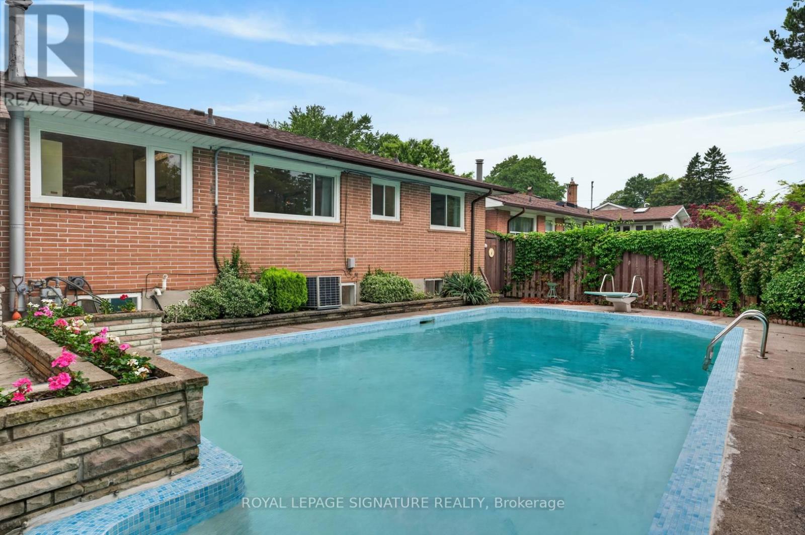 11 REGENCY SQUARE - 40