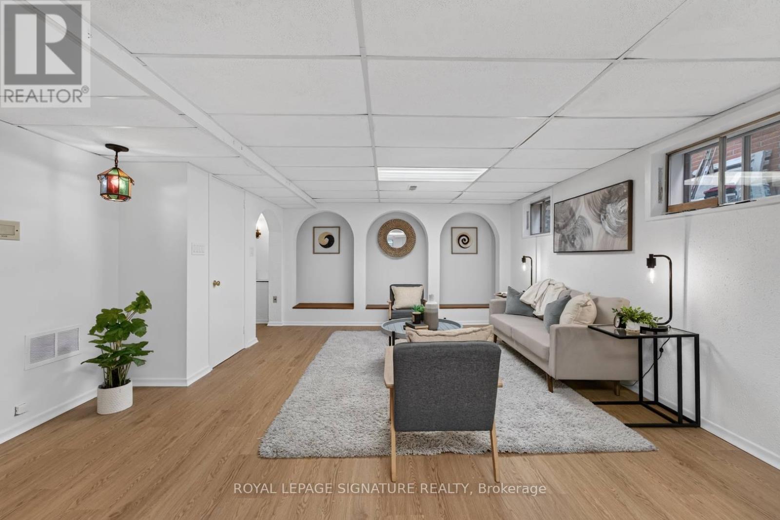 11 REGENCY SQUARE - 33