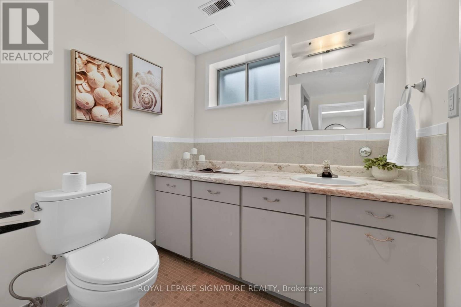 11 REGENCY SQUARE - 35