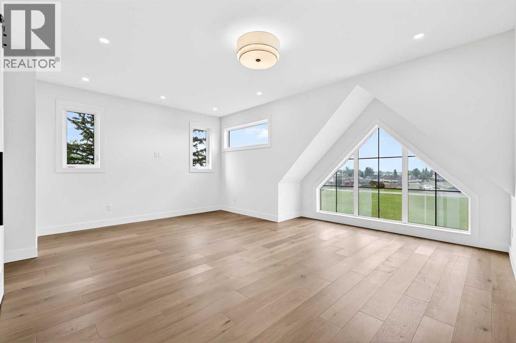 1119 Regal Crescent NE - 30