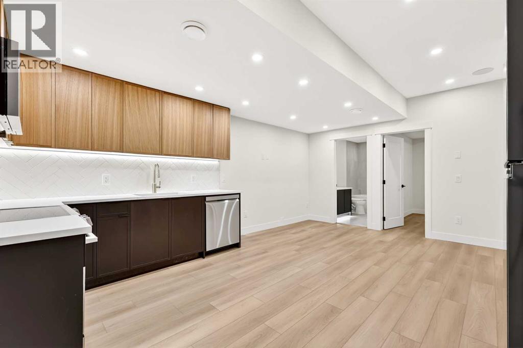1119 Regal Crescent NE - 36